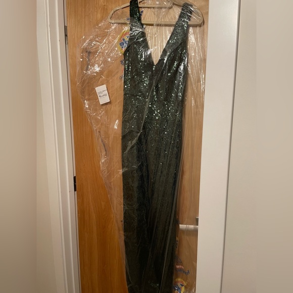 Revelry Dakota sequin dress, color emerald, size 6. - Picture 4 of 6
